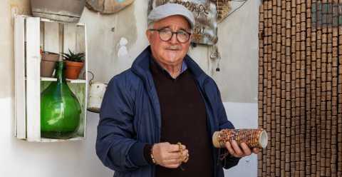 Dai bracciali con i noccioli delle olive ai presepi in legno:  l'arte "made in Bitetto" di Mino
